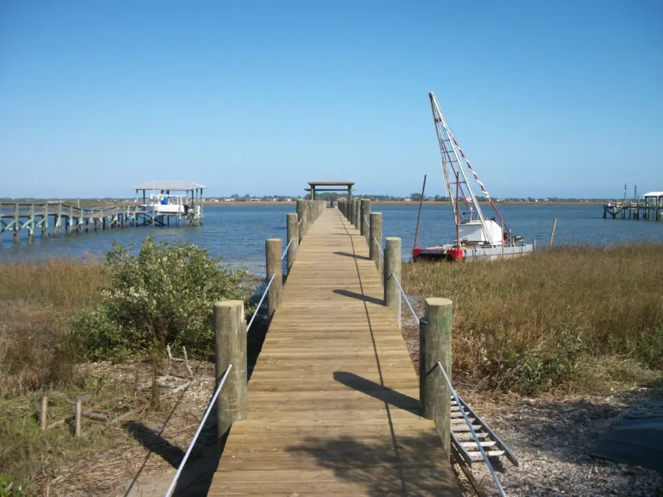 Residential dock construction with wire railing